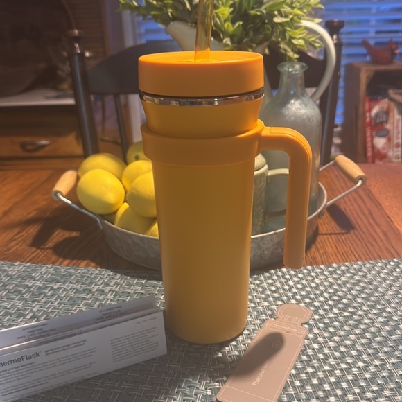 New 32 OZ Thermoflask Insulated Tumbler with straw and handle. - Picture 2 of 5